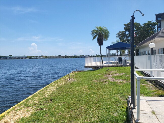 Building Photo - 1075 NE Miami Gardens Dr