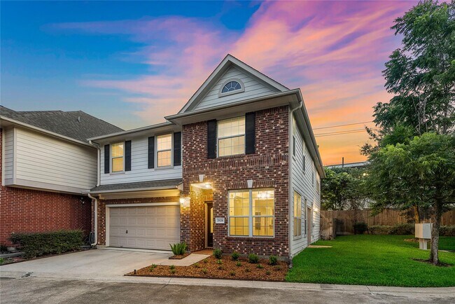 Building Photo - 2626 Couch St