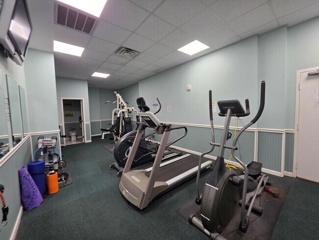 Building Photo - 1BR/1BA waterfront condo with golf course ...