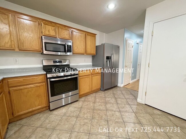 Building Photo - 3 BEDROOM 2.5 BATH UPGRADED HOME IN SOUTHW...