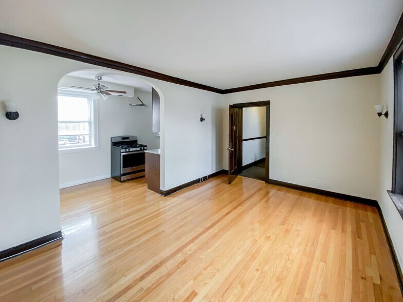 Building Photo - 3622 N Marshfield Ave