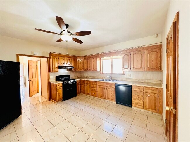 Building Photo - 34 Medford St