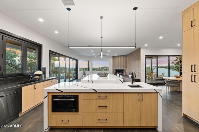 Building Photo - 3135 E Palo Verde Dr