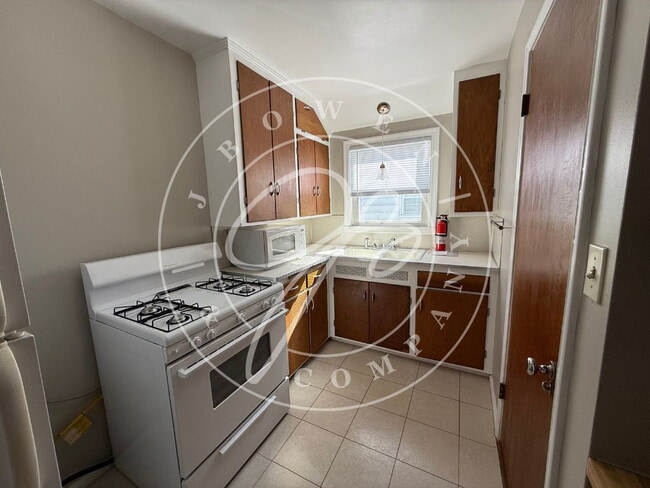 Building Photo - "Charming 2-Bed upper Duplex on Wyckliffe Parkway – Cozy Living Awaits!"