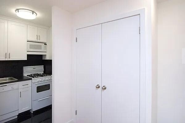 Building Photo - 320 E 23rd St