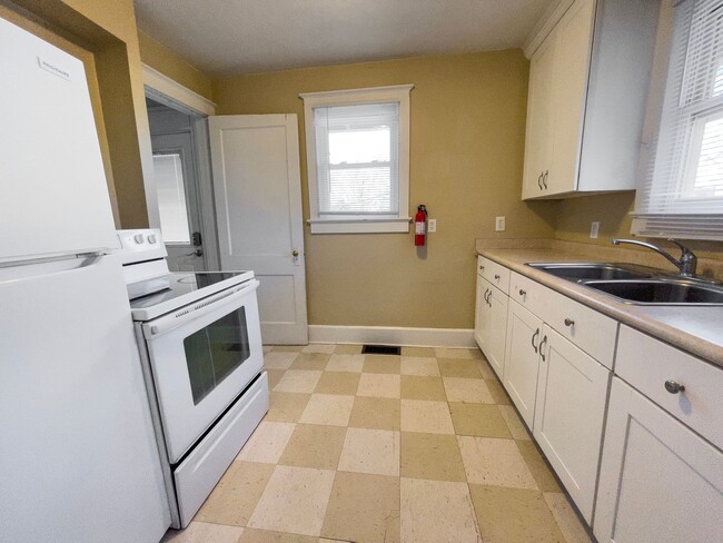 Building Photo - PRELEASING for AUGUST! Close to Campus