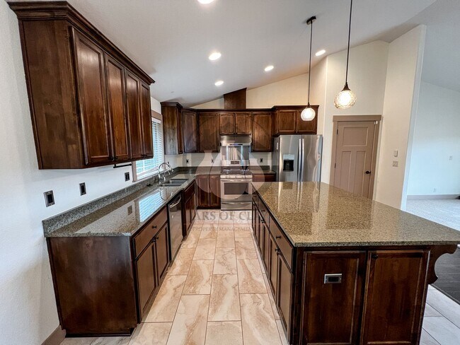 Building Photo - Beautiful South Salem Home - MOVE IN READY!