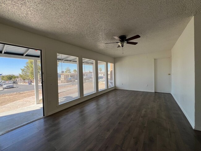 Building Photo - 3 Bedroom 1 bathroom House located near a Schools, Community Park and Public Swimming Pool.