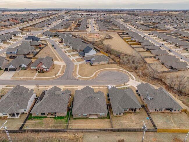 Building Photo - 4 Bedroom + Yukon Schools