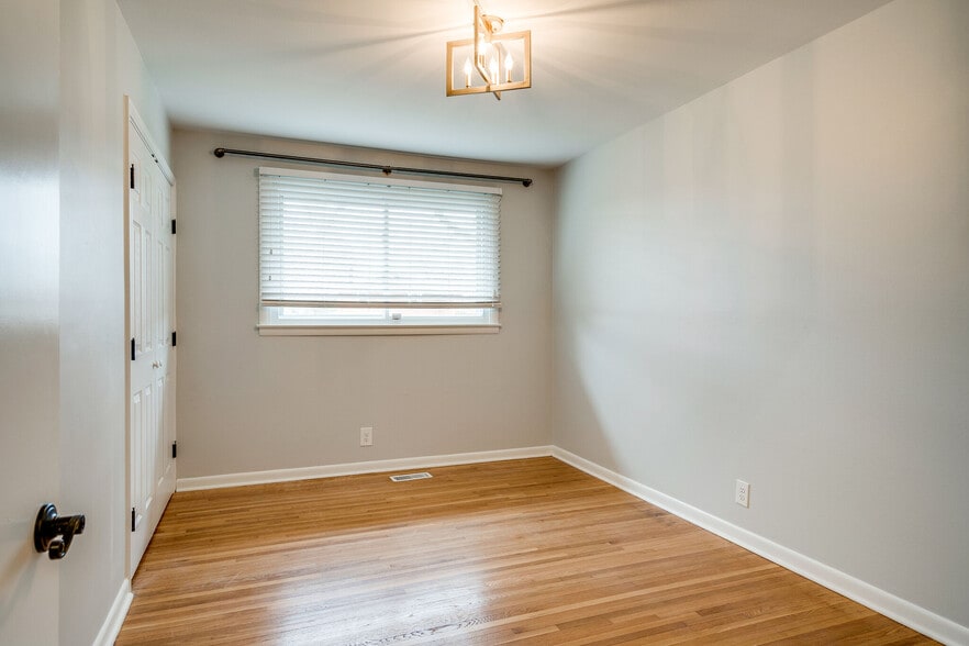 upstairs bedroom #3 - 539 Northcrest Dr