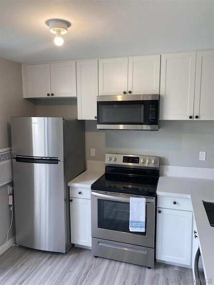 Building Photo - 6930 Hyde Park Dr