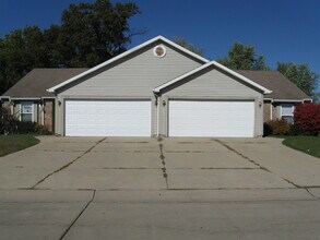 Building Photo - Duplex on Southside. 2bed/2bath with 2 car garage & privacy fence.