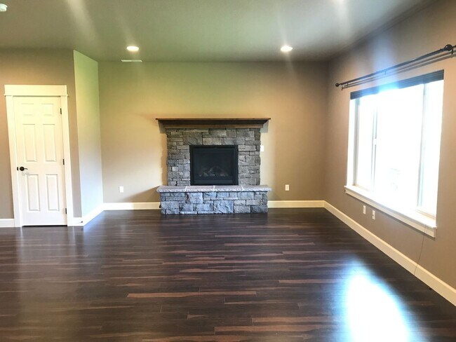 Building Photo - 3527 Northeast Crystal Springs Drive