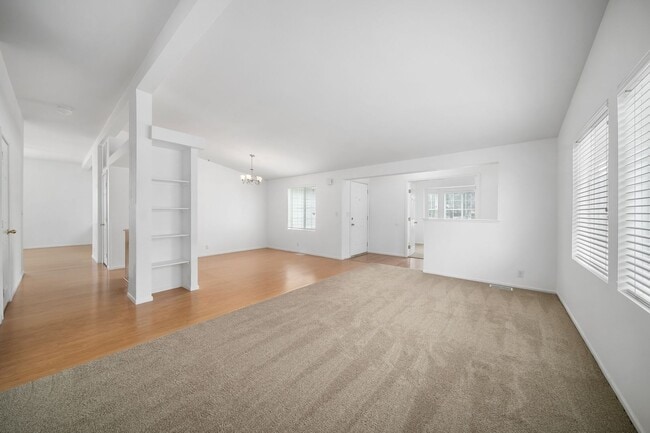 Building Photo - Large 3/2 Home in 55 & Older Community