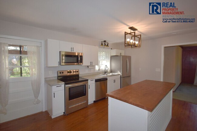 Building Photo - All brick 3BD home PLUS bonus room & back deck, half mile to MTSU!
