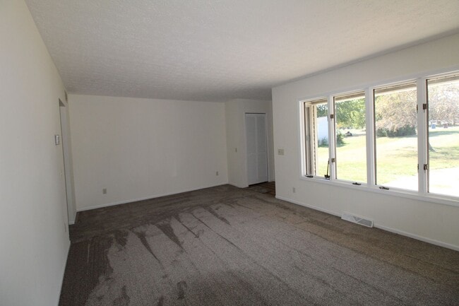 Building Photo - Two Bedroom Duplex