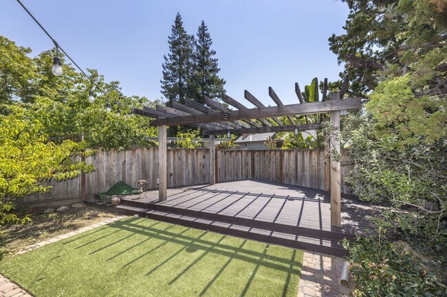 Building Photo - Charming Eichler in Super Desirable Community Center!