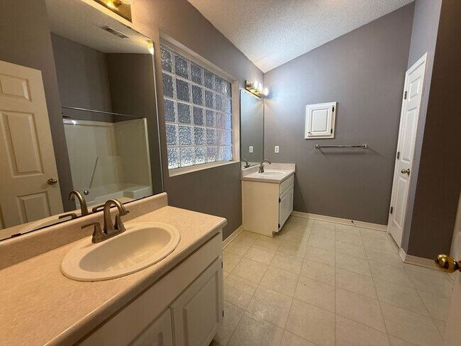 Building Photo - Gulf Breeze - Mandavilla - 3 bedroom, 2 bathroom