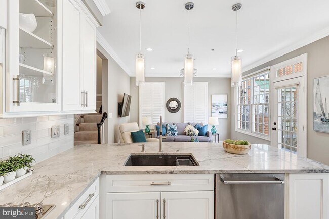 Building Photo - 17 Alexander St