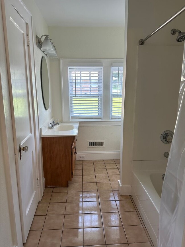 Building Photo - Three bedroom, three bath house in West End!