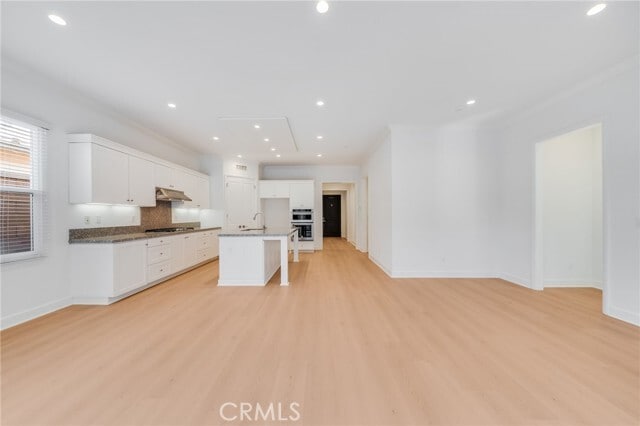 Building Photo - 64 Meander