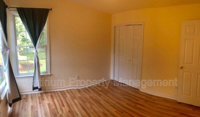 Building Photo - 3335 Woodside Ct