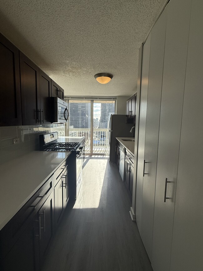 Primary Photo - 509 N Dearborn-2001