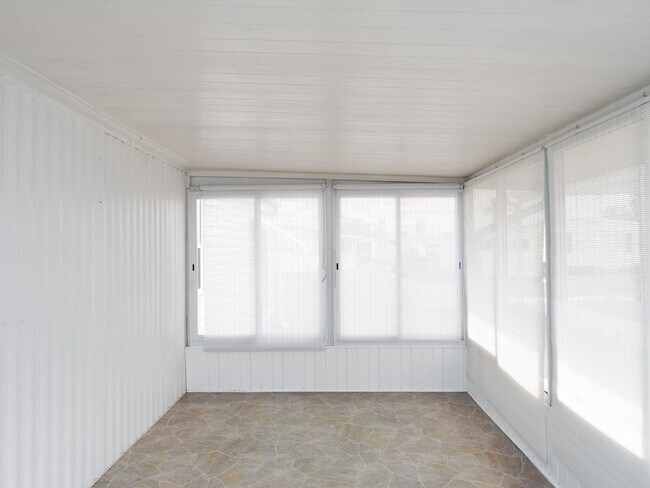 Building Photo - 529 Cervina Dr S
