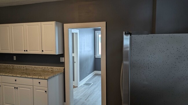 Building Photo - 812 E 3rd St