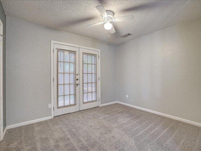 Building Photo - 10906 Meadgreen Ct