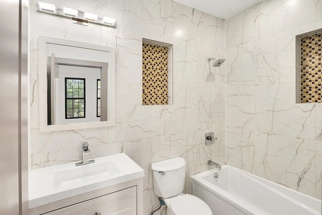 Building Photo - Hull Street