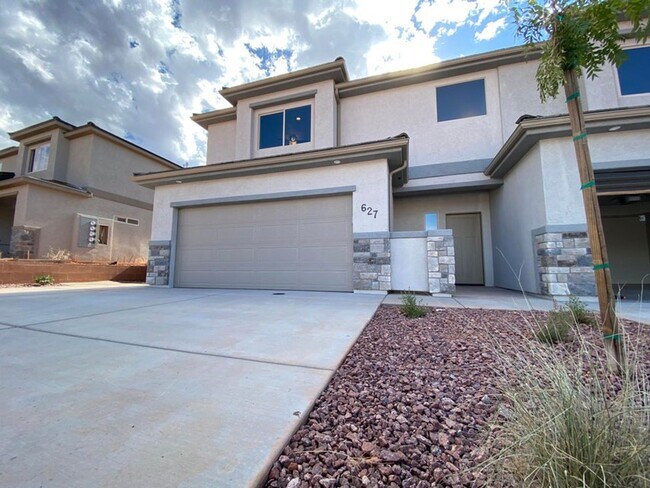 Building Photo - Beautifully Designed 3 Bedroom Townhome Ne...