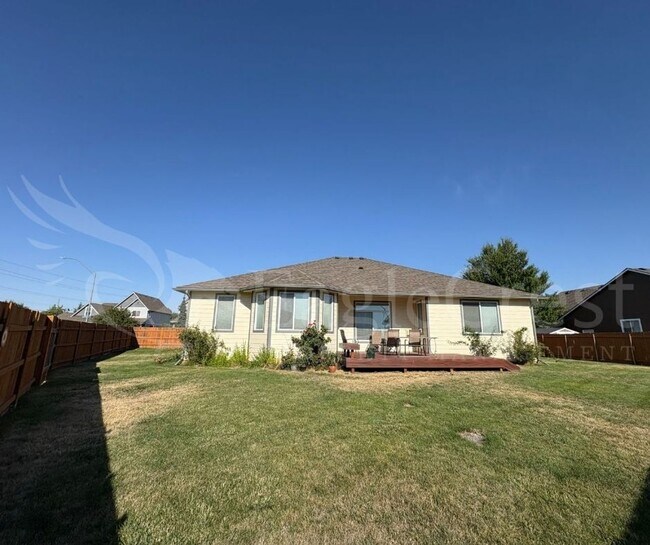 Building Photo - Three Bedroom, Two Bathroom House in Chape...