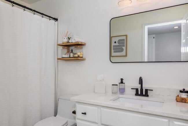 Building Photo - 1954 Bristol St