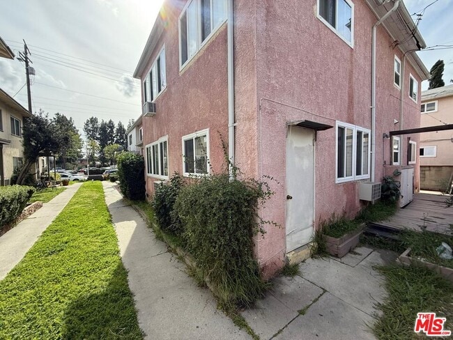 Building Photo - 13233 Oxnard St