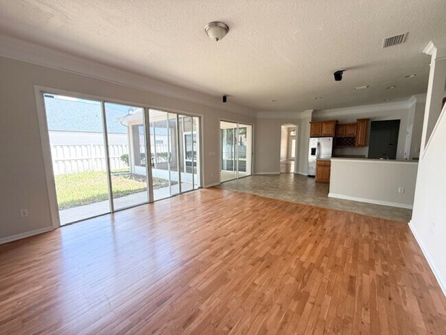 Building Photo - Spacious and well-appointed 4-bedroom, 3.5...