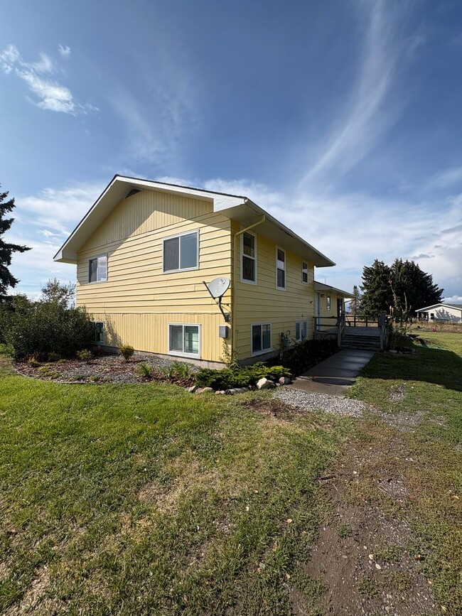 Building Photo - 4 bedroom, 2 bathroom Home with Beautiful ...