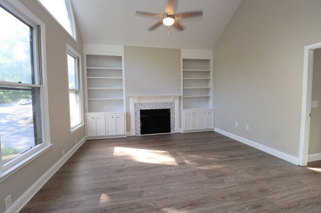 Building Photo - Luxury 3BR/2BA Renovated Condo