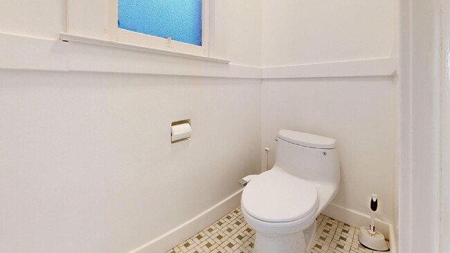 Building Photo - Remodeled 2 Bedroom | 1.5 Bathroom | Spaci...