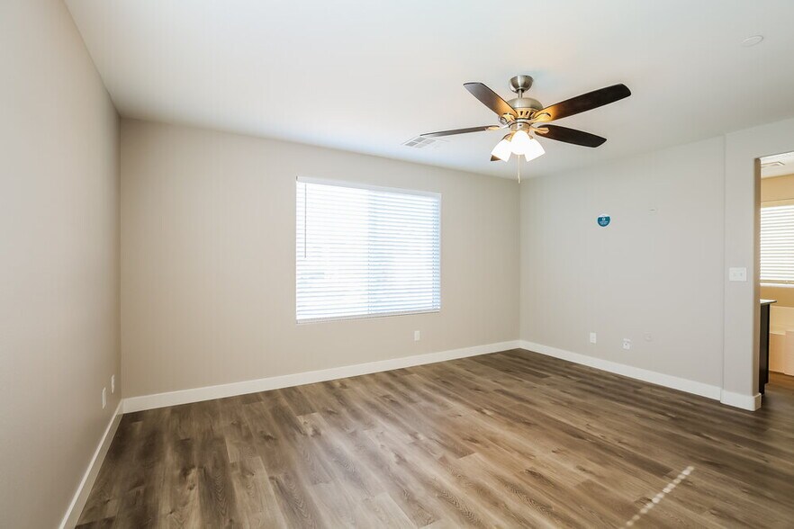 Building Photo - 1077 Water Cove St