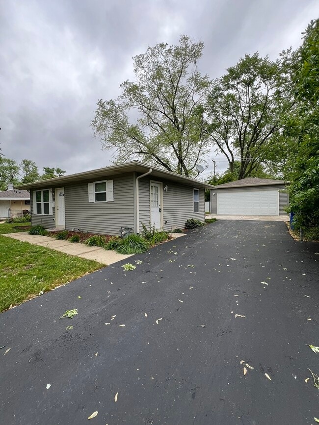 Primary Photo - 102 Caddy Ave