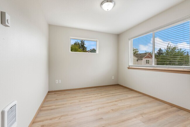 Building Photo - 5Bed/2.5 Bath House available