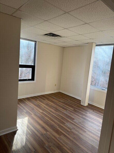 Building Photo - 100 Center St