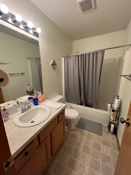 Building Photo - 780 SW Sosa Pl