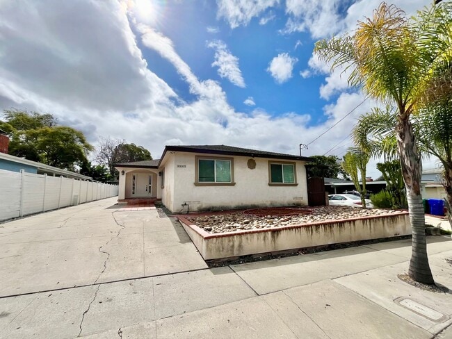 Building Photo - 4BR/3BA Large House - Single Story, No Carpet, AC, Washer/Dryer in Unit, Small Yard, 2 Car Garage...