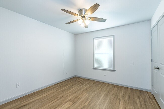 Building Photo - Move In Special On This Luxurious Townhome...