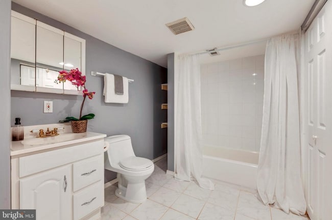 Building Photo - 2 BR 2 BA Townhome with Multi-level Deck