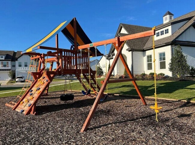 Building Photo - Beautiful end unit townhouse in the Townes...