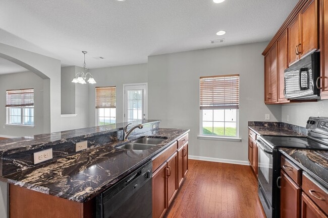 Building Photo - 5 Bedroom, 2.5 Bathroom - White Oak Subdivision - Richmond Hill