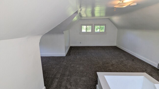 Building Photo - Spacious 4-bedroom, 1.5-bath home in Akron